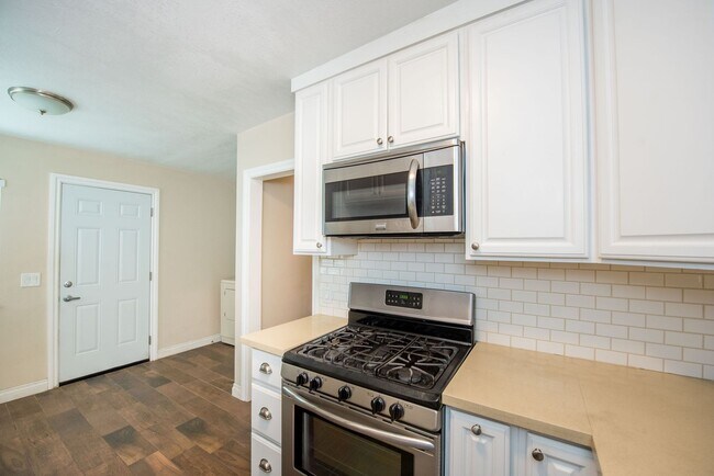 Building Photo - One Bed One Bath