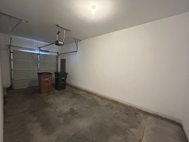 Building Photo - Immaculate beautiful 3-bedroom, 2.5-bath t...