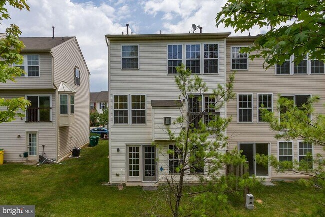 Building Photo - 7055 Oak Grove Way