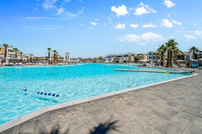 Building Photo - Desert Color Delight!