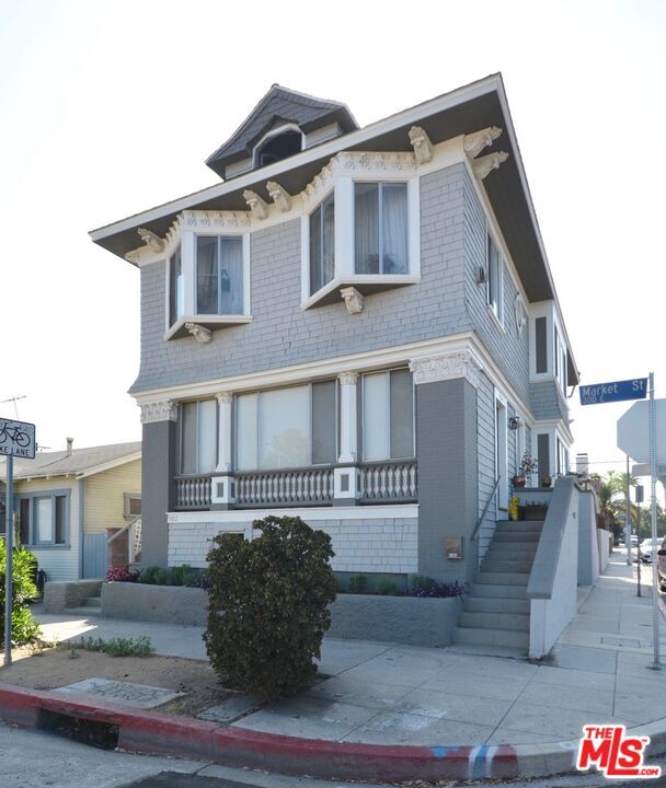 Building Photo - 1366 Riviera Ave