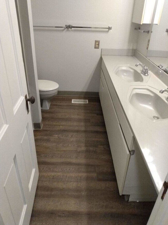 Building Photo - 39 N Paint