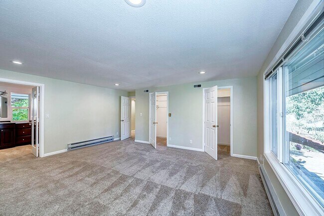 Building Photo - Edmonds 5 Bedroom 3.5 Bath Fully Fenced