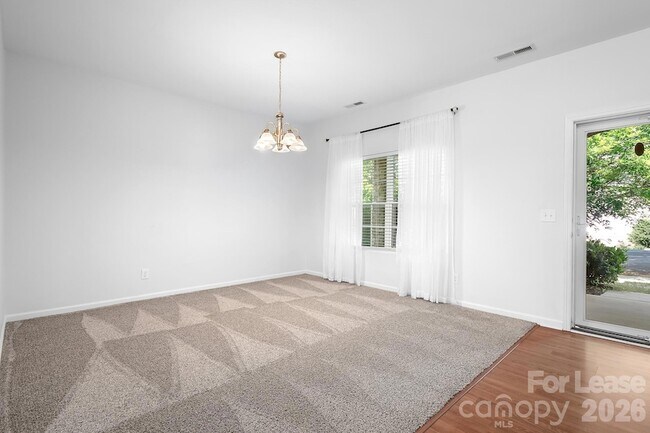 Building Photo - 2059 Blue Iris Dr