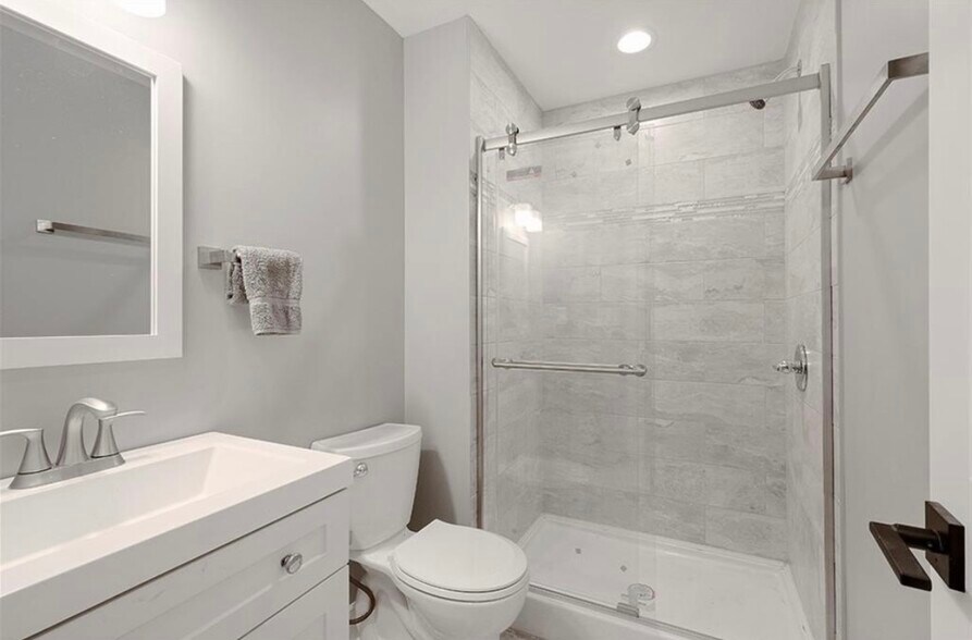 1st floor bathroom - 1721 Sarah St