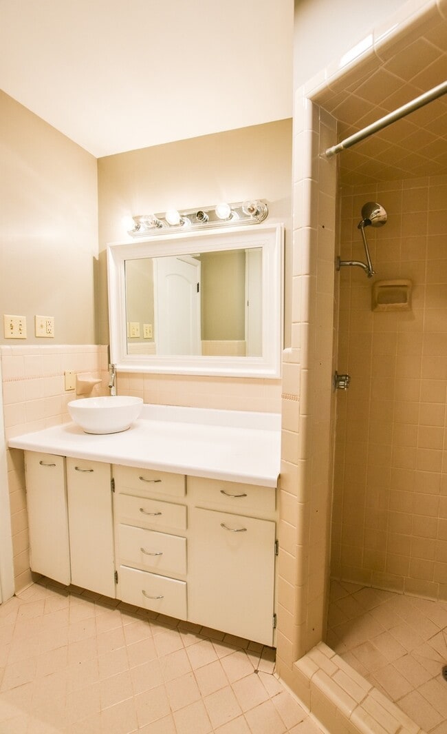 Building Photo - Spacious 4 Bedroom Home