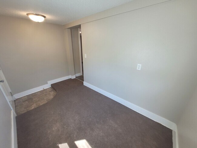 Building Photo - 2 Bedroom, 2 Bathroom Home with large garage!