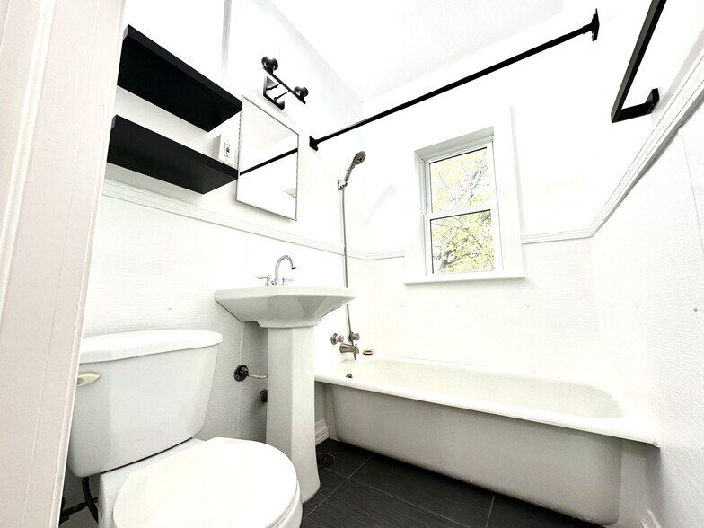 Building Photo - 1108 S Detroit Ave Michael