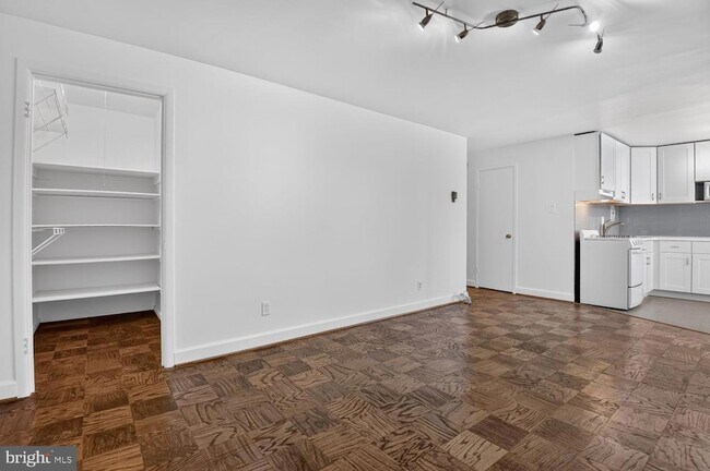 Building Photo - 1210 N Taft St