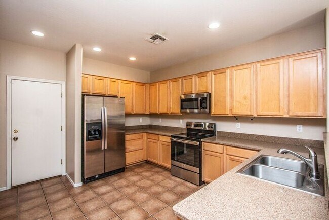 Building Photo - 5Bedroom/3Bath San Tan Vally Home!