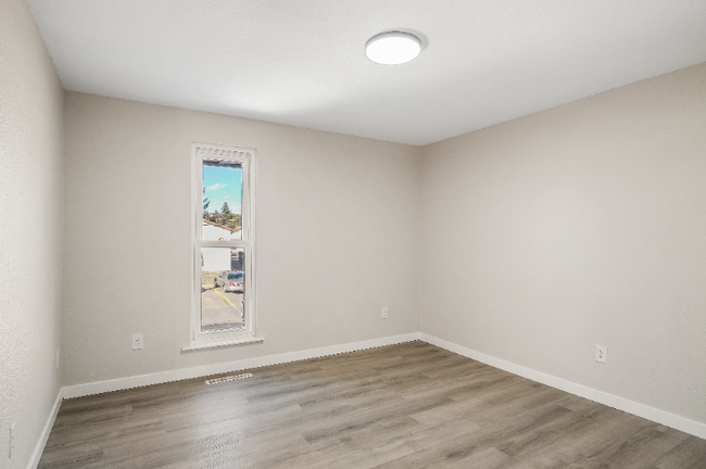 Building Photo - Completely Renovated Apartment!