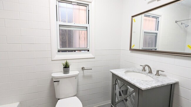 Building Photo - 20 Bentley Ave