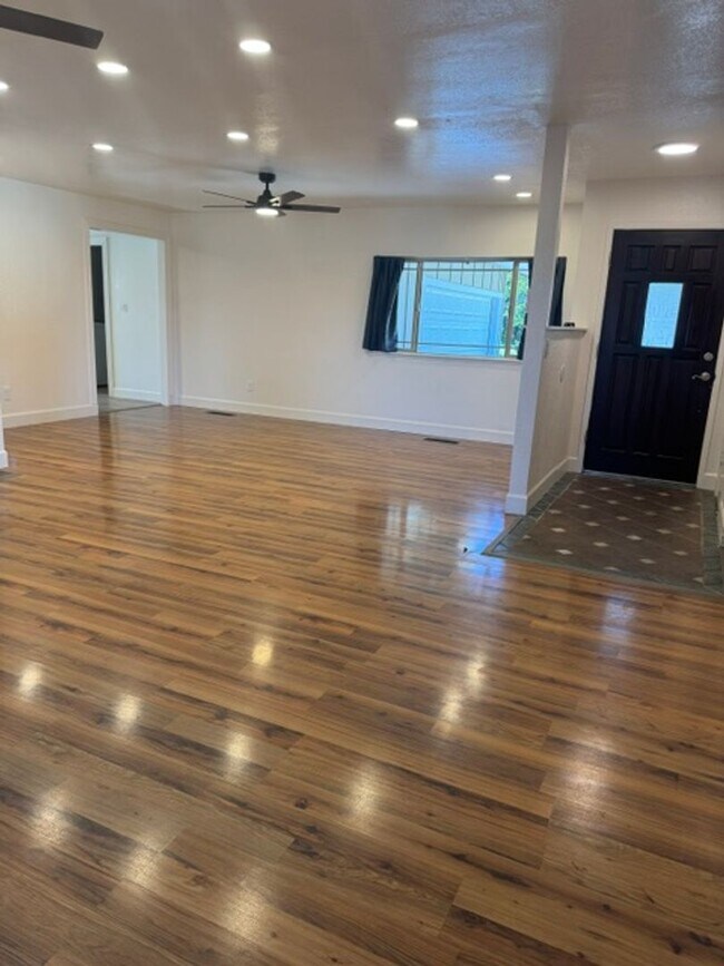 Building Photo - Beautiful 4 Bedroom 2 Bathroom Home with Solar!
