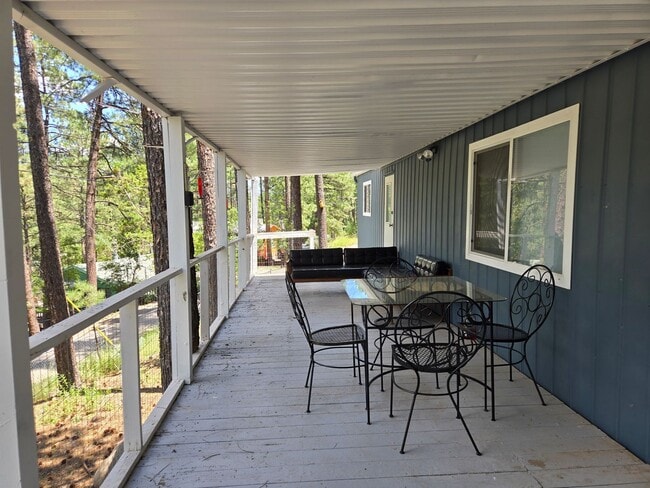 Building Photo - Great Two Bedroom Close To Midtown