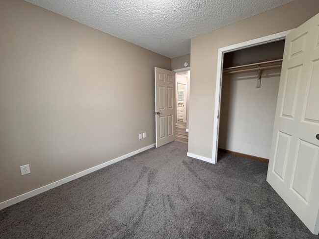 Building Photo - REMODELED 2 Bed, 1 Bath Upper Level Apartm...