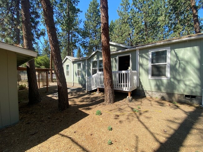Building Photo - Cute and Cozy Home in SW Bend, Large, full...