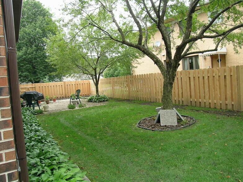 private yard - 825 S McKinley Ave