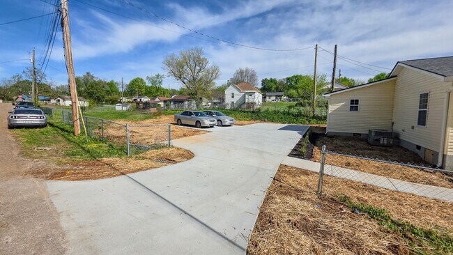 Building Photo - Knoxville 37921 - Brand New 3 Bedroom, 2 Full Bath Duplex Unit near downtown and Western Avenue -...