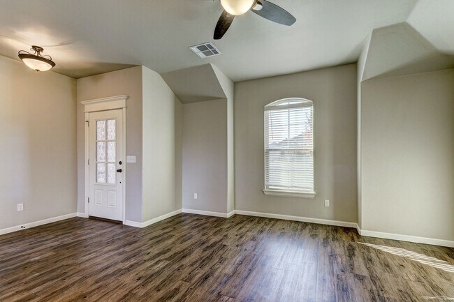 Building Photo - HOME AVAILABLE FOR LEASE