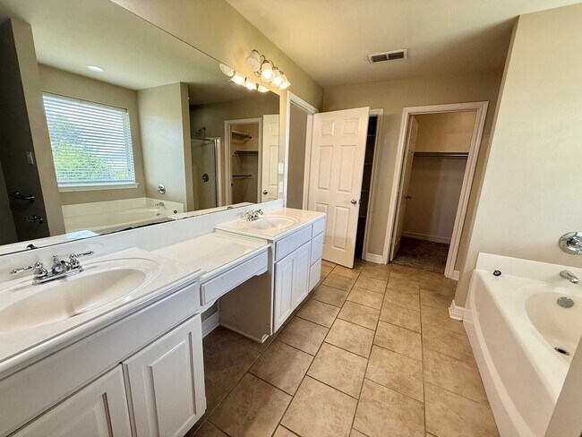 Building Photo - 8340 Stonebridge Way
