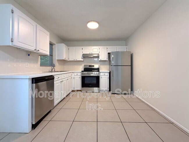 Building Photo - 1221 Poinsettia Ave