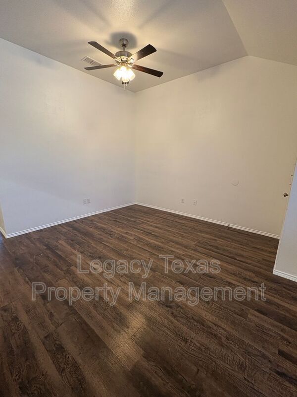 Building Photo - 641 Woodard Ave