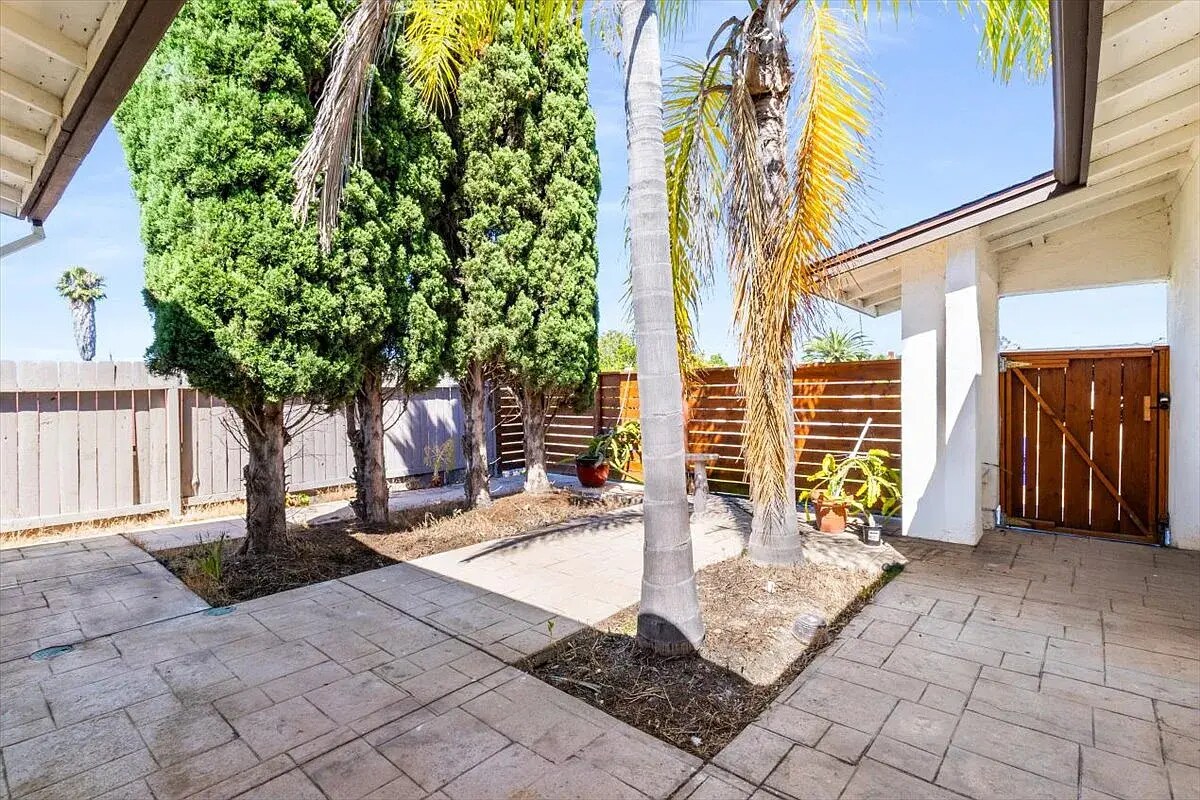 Building Photo - 12969 Calle de las Rosas