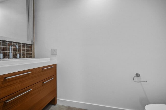 Building Photo - Luxury Elevated Living 1 Bed 1.5 Bath Condo at Skyline OC