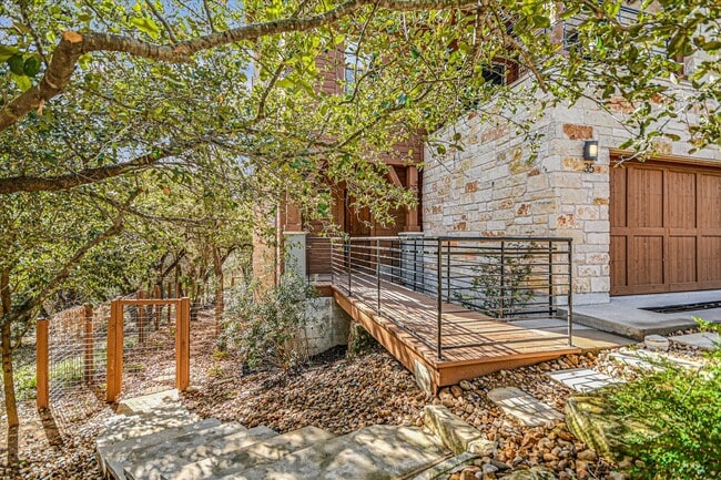 Building Photo - Lovely Hillside Condo on 2222