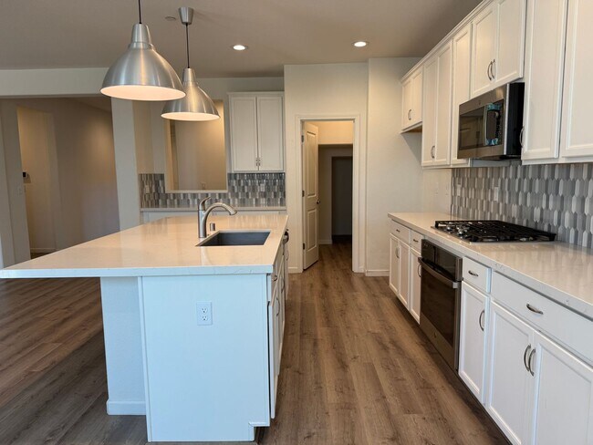 Building Photo - Beautiful 5 Bedroom, 3 Bathroom, 2800 Sqft...