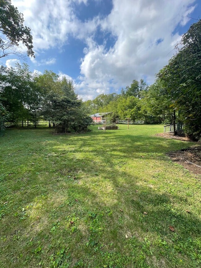 Building Photo - Three Bedroom Single Family Home in the Co...