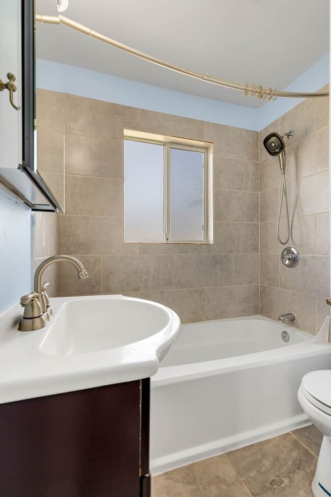 Building Photo - Charming 3 Bedroom Home on Expansive Lot – Ideal Location!