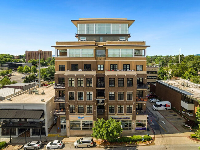 Building Photo - 609 W Dickson St