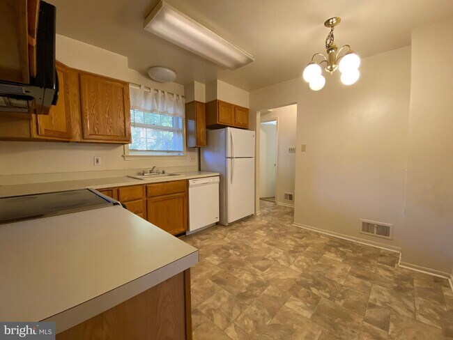 Building Photo - Elegant Living and Convenient Location Define This Home