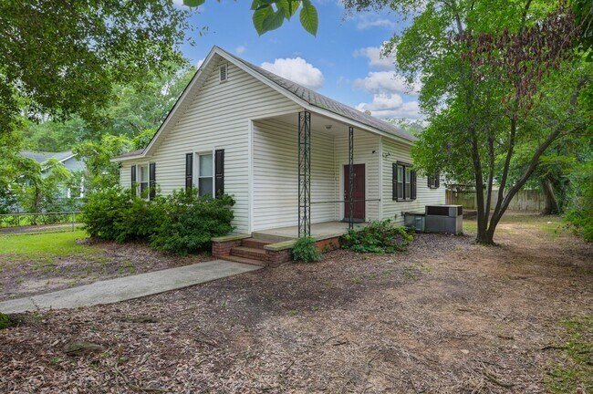 Building Photo - Charming 3-Bed Home in Olympia – Steps fro...