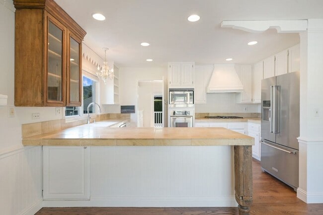 Building Photo - 5 Santa Victoria Ct