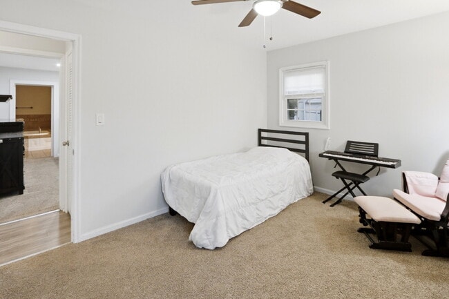 Building Photo - 607 Oakwood Ave