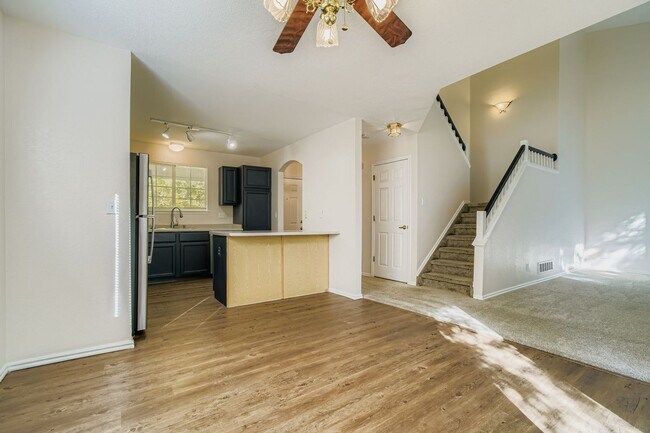 Building Photo - Bright & Spacious 3-Bedroom Home in Fox Run