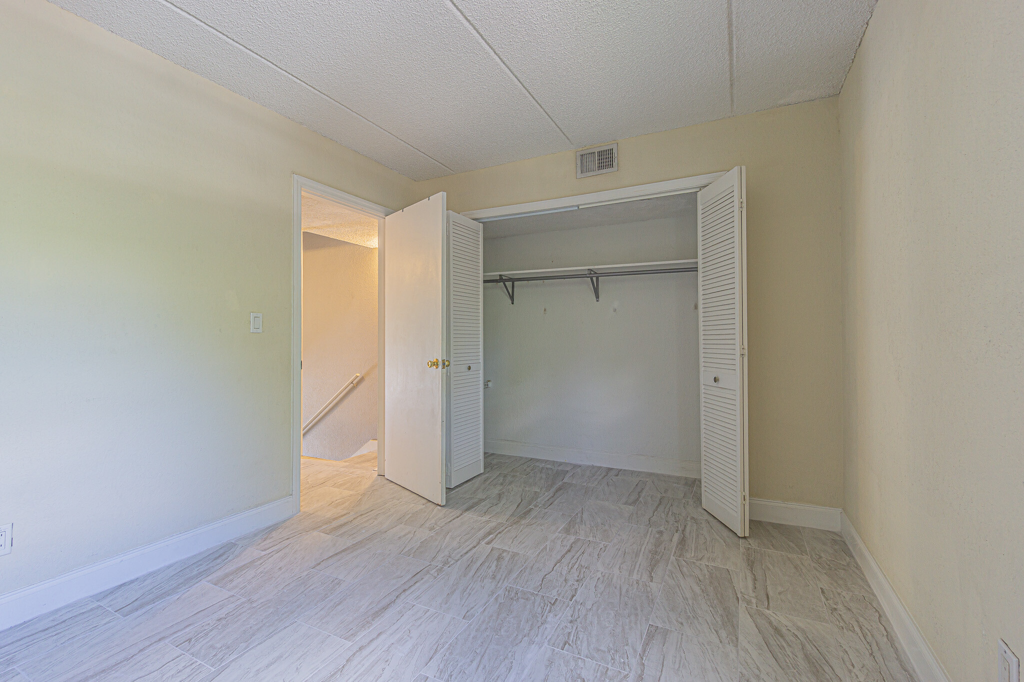 Building Photo - 2818 Somerset Park Dr