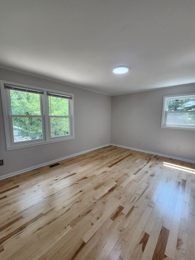 Building Photo - East Asheville Rental!