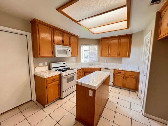 Building Photo - SOUTHWEST BAKERSFIELD- POOL