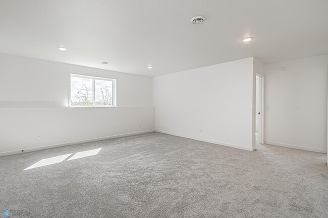 Building Photo - 4 bedroom 2 bathroom house