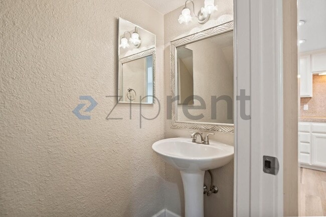 Building Photo - 2472 Camino de Jugar