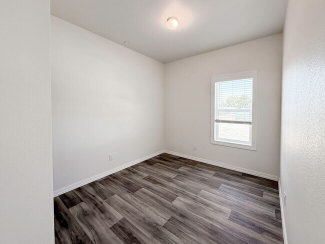 Building Photo - ~ AVAILABLE NOW ~ DUPLEX (LEFT)