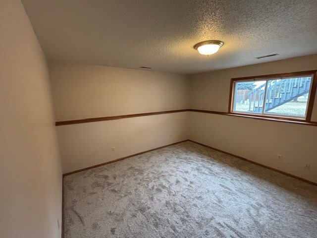Building Photo - 127 Rosewood Ln S