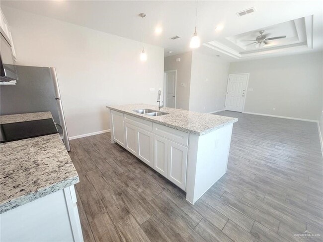 Building Photo - 7 N 56th Ln