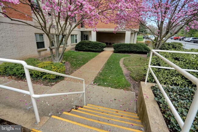 Building Photo - 4401 Roland Ave