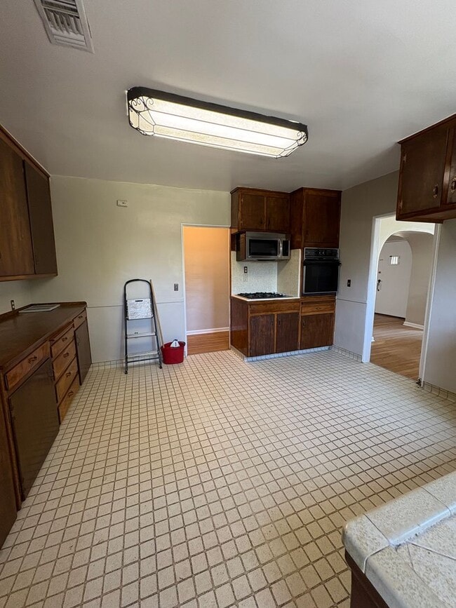 Building Photo - Charming Spanish Colonial house with huge ...