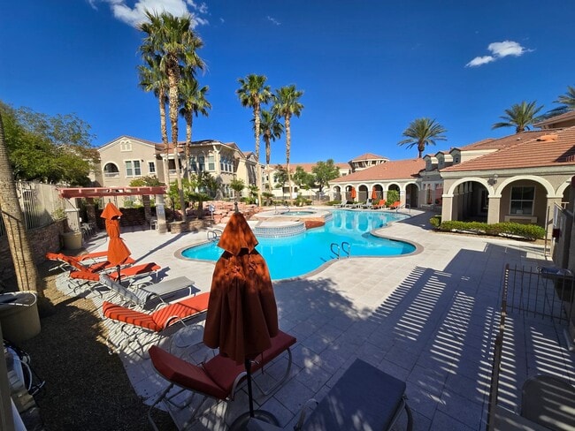 Building Photo - 1 bed, 1 bath condo with 2 car garage!!!