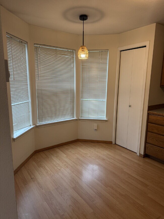 Building Photo - 2 Bedroom Townhome in Kent, Available for Immediate Move In